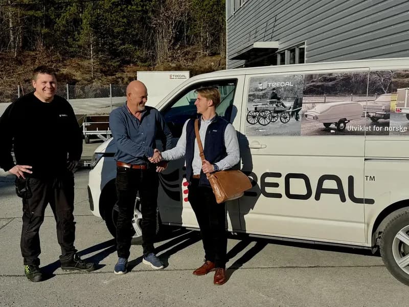 The AIKI team with Tredal after a course day in Kristiansand in front of a Tredal van
